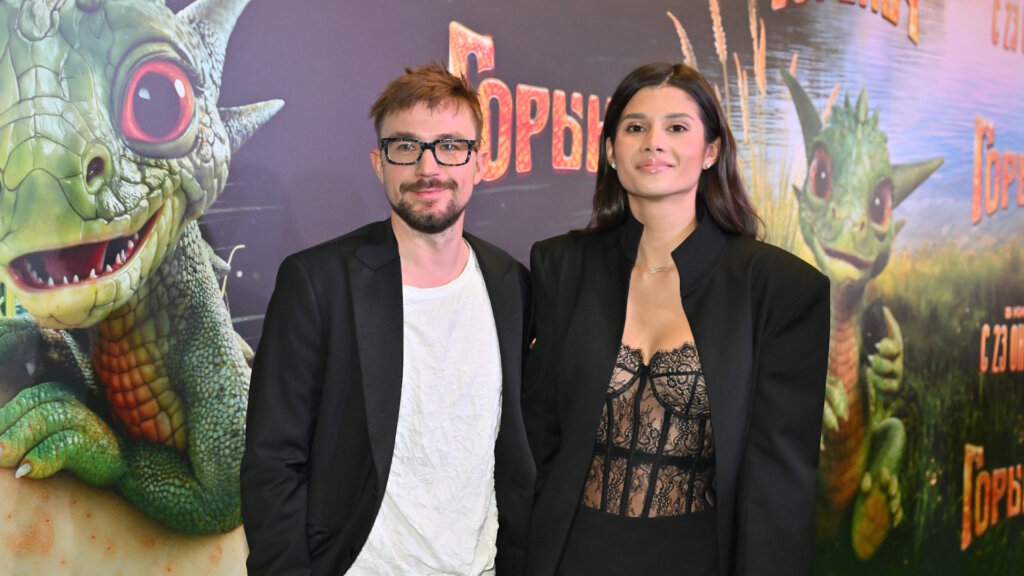 Жена Александра Петрова опубликовала новые фото в бикини