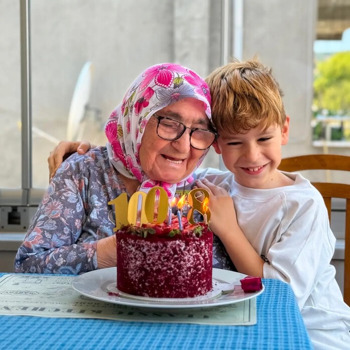100-летняя бабушка и 8-летний сын: Звезда «Далекого города» тронул поклонников семейным снимком 3 result 5d0e36cb c969 4bbb 8963 b76fc98e958e