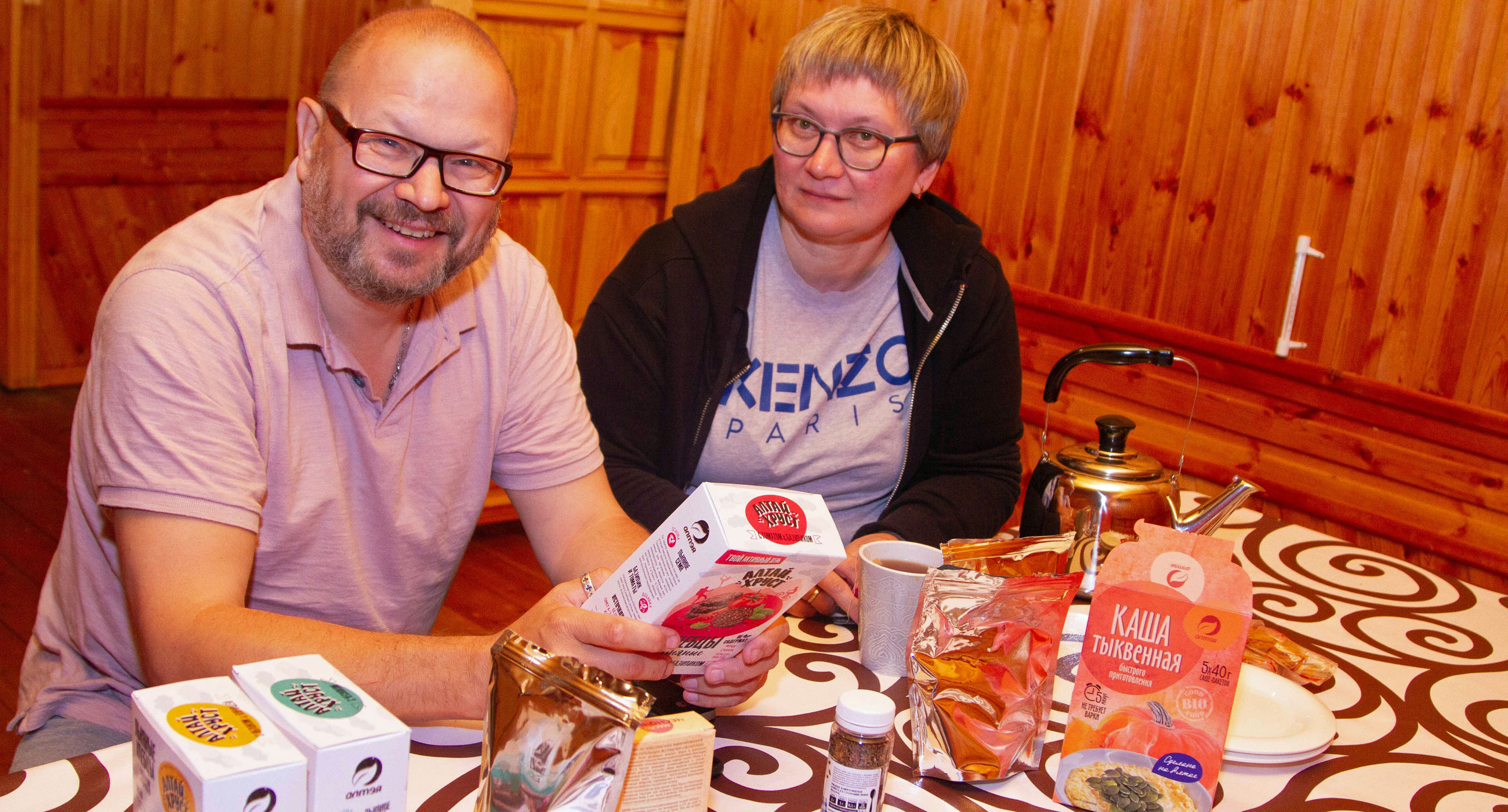 мужчина и женщина за столом