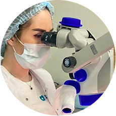 врач смотрит в микроскоп