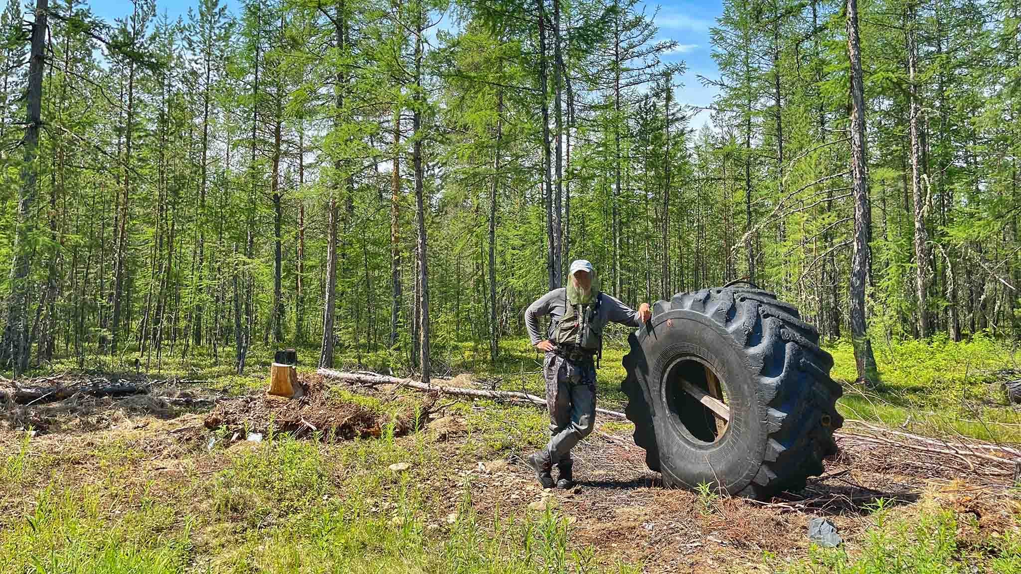 человек с гигантской покрышкой