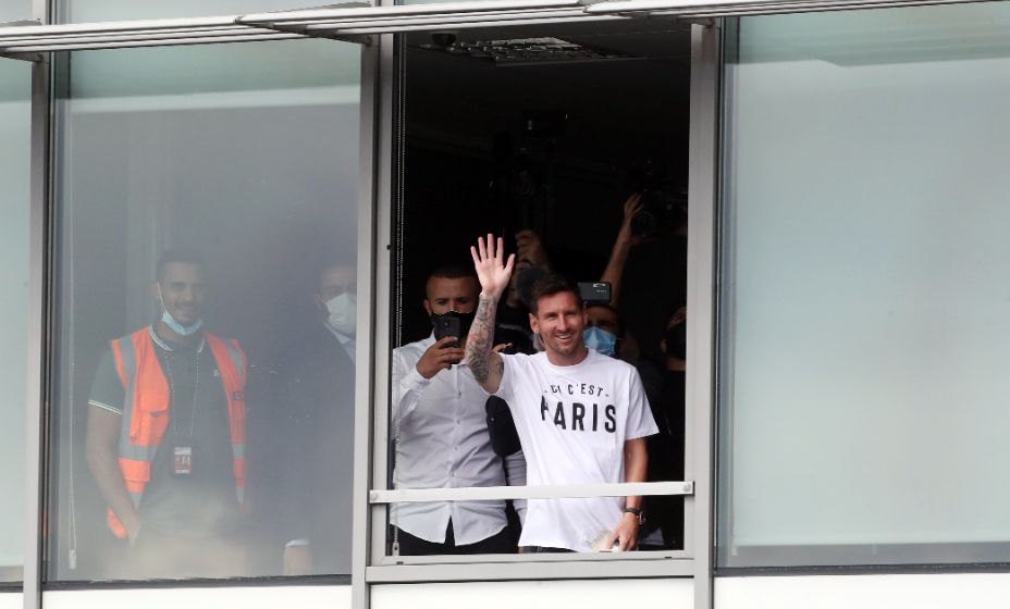 Лео Месси приветствует болельщиков «ПСЖ». Фото: Reuters