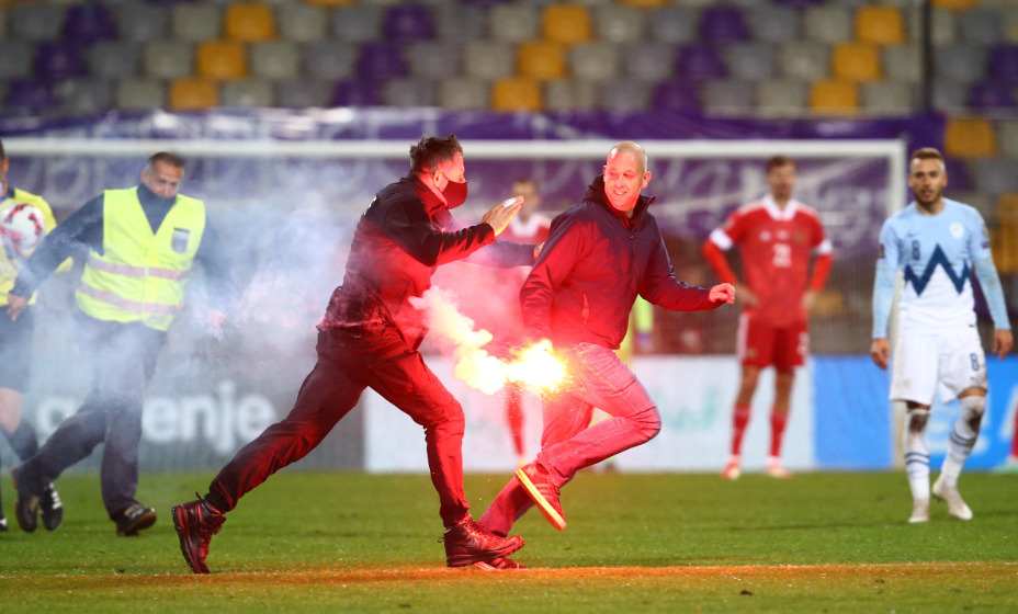 Болельщик выбежал на поле в матче отбора-2022 между сборными Словении и России. Фото: Reuters