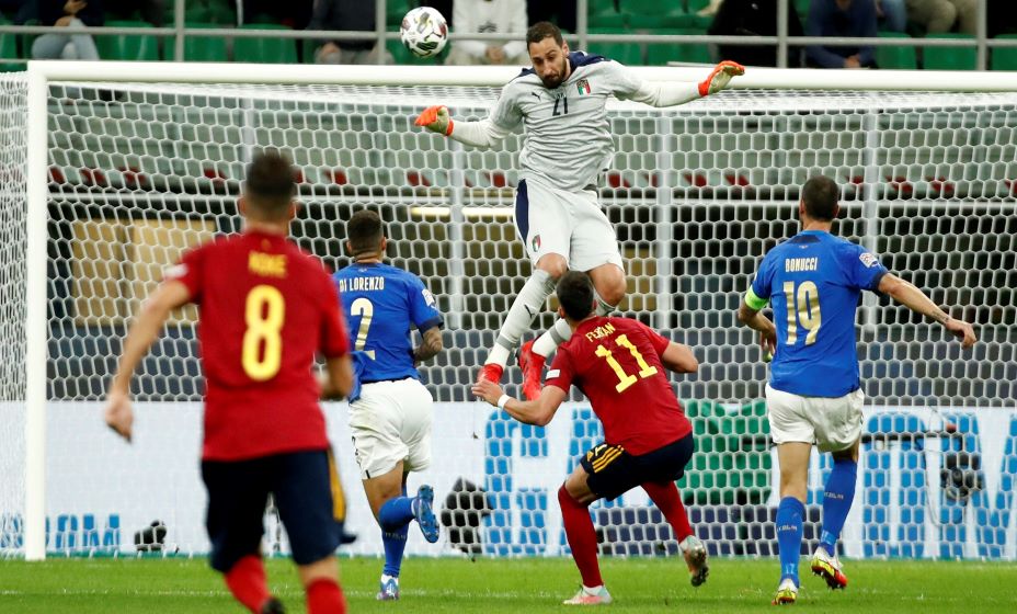 Испания оборвала 37-матчевую беспроигрышную серию Италии. Фото: Reuters