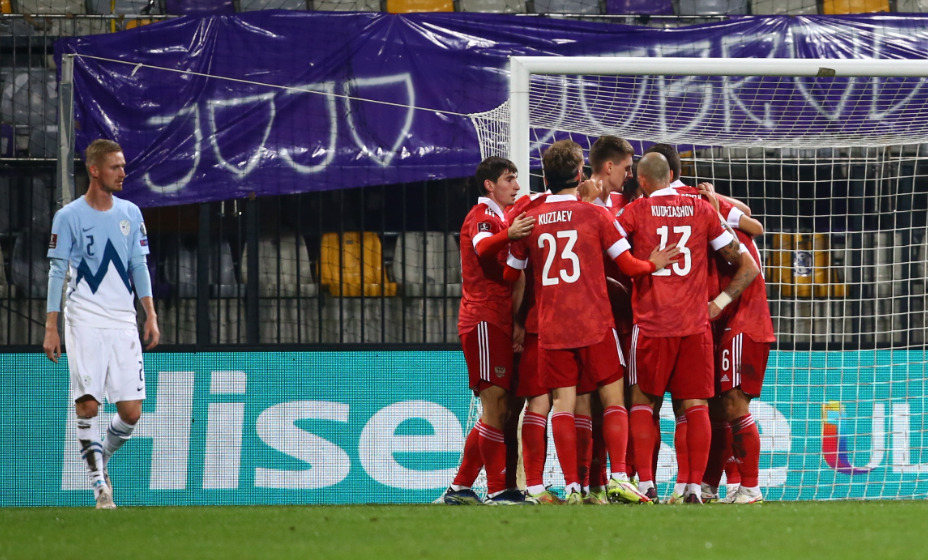 Игроки сборной России поздравляют Игоря Дивеева с первым голом. Фото: Reuters