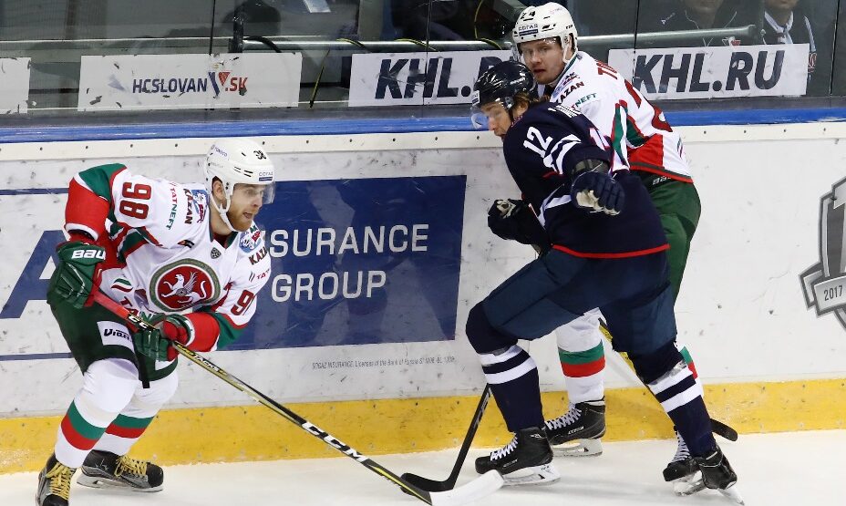 Борис Садецки против игроков Ак Барса в КХЛ