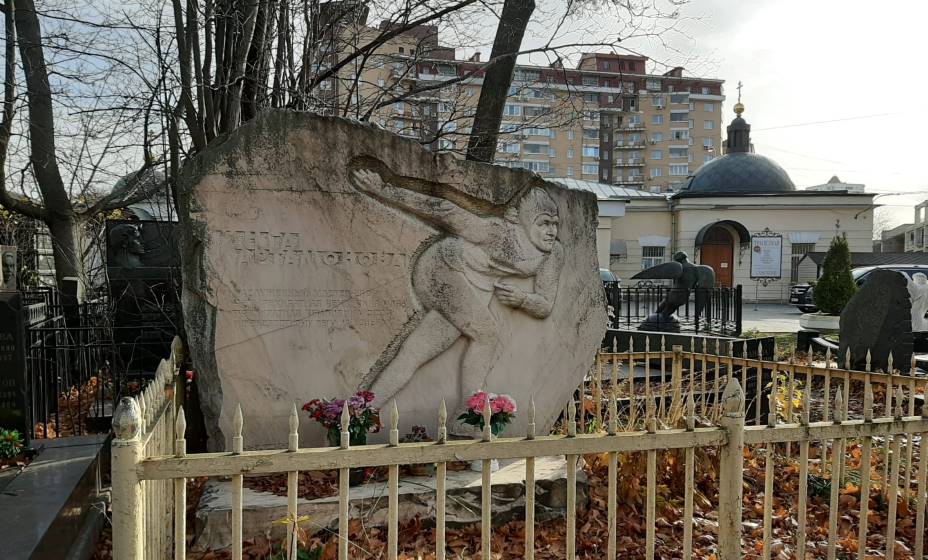 Один из самых красивых памятников на Ваганьковском кладбище стоит на могиле чемпионки Инги Артамоновой. Фото: Петр Михайлов