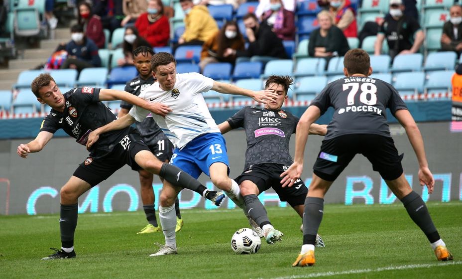 Защитник «Сочи» Сергей Терехов пытается справиться сразу с четырьмя соперниками. Фото: РПЛ 