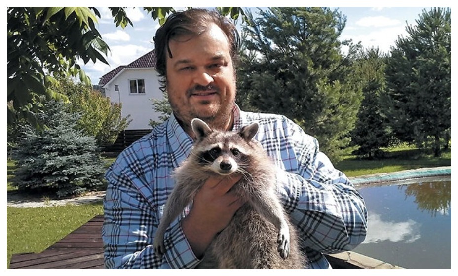 У Василия Уткина дома жил настоящий енот - он стал мемом. Фото: Соцсети Василия Уткина