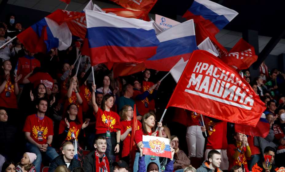 Наши болельщики рады, что сборная России имеет высокий рейтинг на международной арене даже тогда, когда ей запрещают играть. Фото: Global Look Press