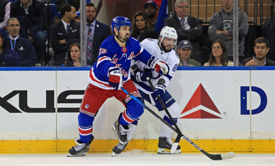 Никита Кучеров в борьбе с Крисом Крайдером. Фото: Reuters