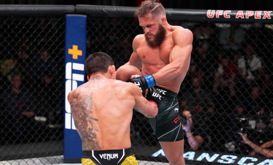 Рафаэль Физиев проиграл Джастину Гейджи на турнире UFC 313. Фото: ВК UFC