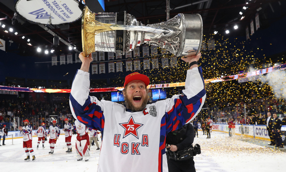 Еще в апреле Андронов  выигрывал Кубок Гагарина в составе ЦСКА, но теперь он будет играть против армейцев. Фото: КХЛ