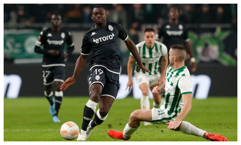 Юссуф Фофана нацелен пробить по воротам «Ференцвароша». Фото: Reuters