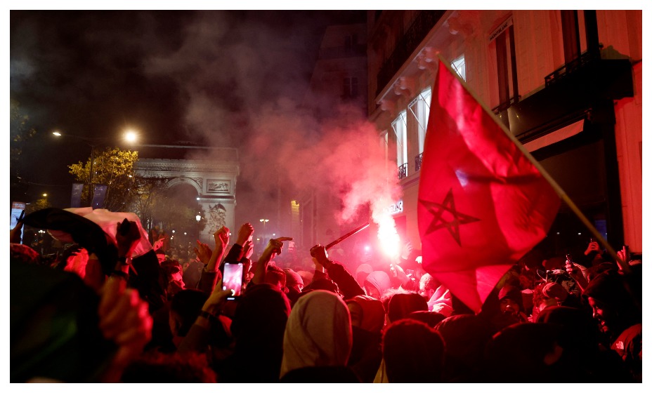 Марокканцы вышли на улицы Парижа после выхода своей команды в полуфинал ЧМ. Фото: Reuters