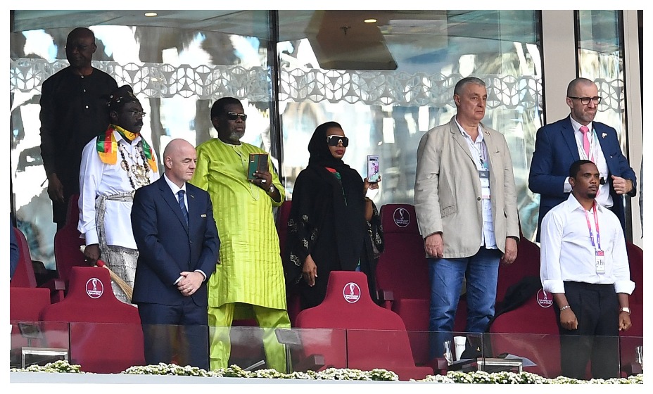 Самюэль Это’о смотрел матч Камерун - Сербия в компании президента ФИФА. Фото: Reuters