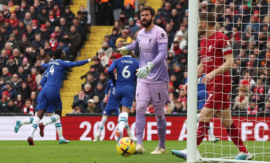 «Челси» забил в ворота Алиссона, но гол отменили. Фото: Reuters