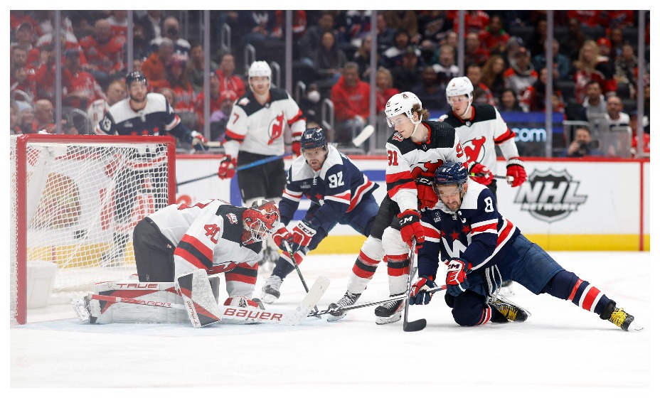 Александр Овечкин при любых обстоятельствах нацелен на ворота соперника. Фото: Reuters