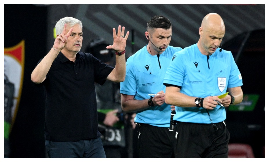 Жозе Моуринью посылает лучи добра Энтони Тейлору. Фото: Reuters