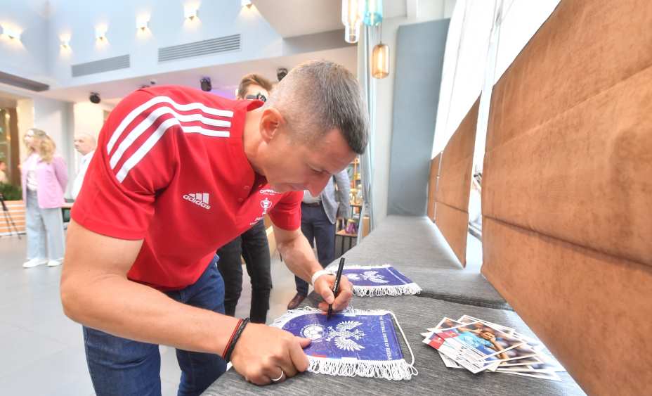 Пятикратный обладатель Кубка России Евгений Алдонин оставляет свой автограф. Фото: Иван Макеев