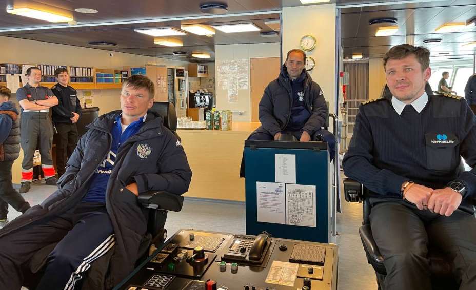 Аршавин и Широков стали капитанами ледокола «Заполярный». Фото: Денис Акинин