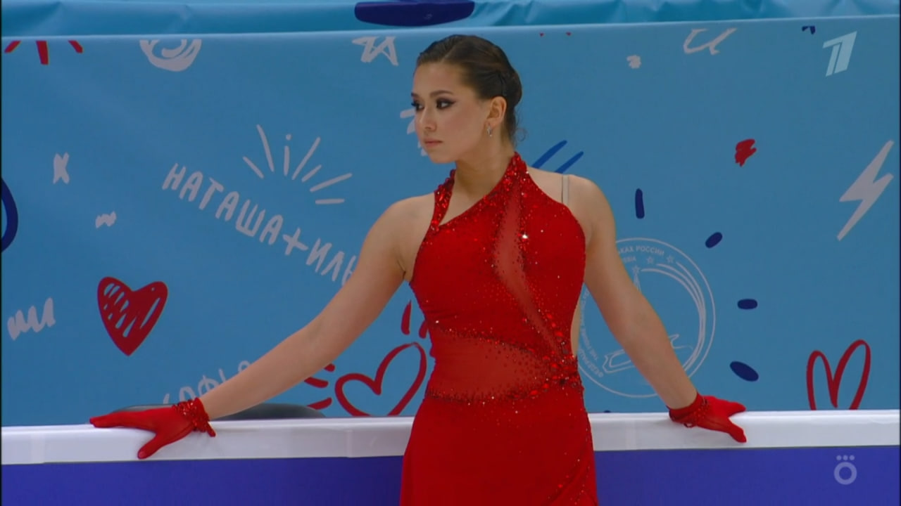 Красное платье Камилы Валиевой - яркий элемент короткой программы. Фото: стоп-кадр прямого эфира 