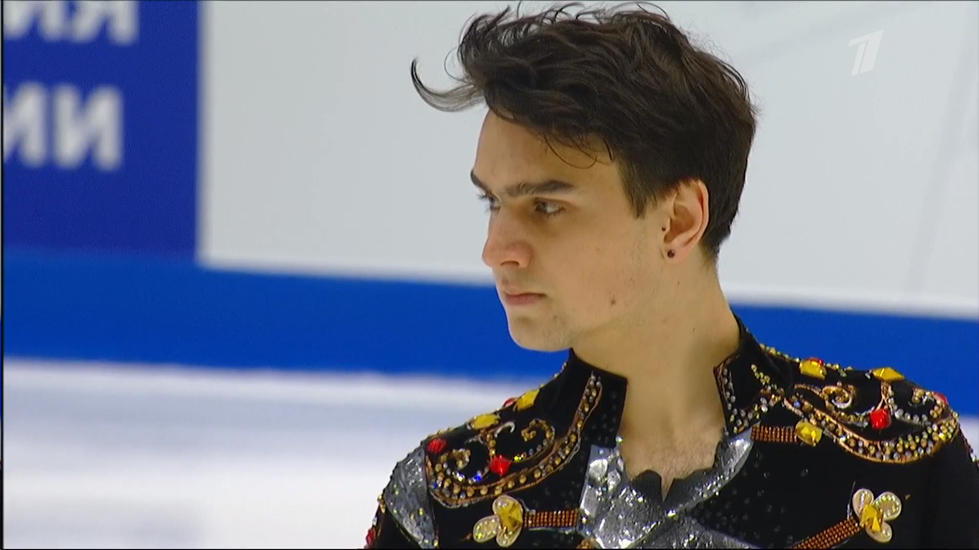 Макар Игнатов перед началом произвольной программы на Гран-При России по фигурному катанию в Казани. Фото: стоп-кадр прямого эфира 