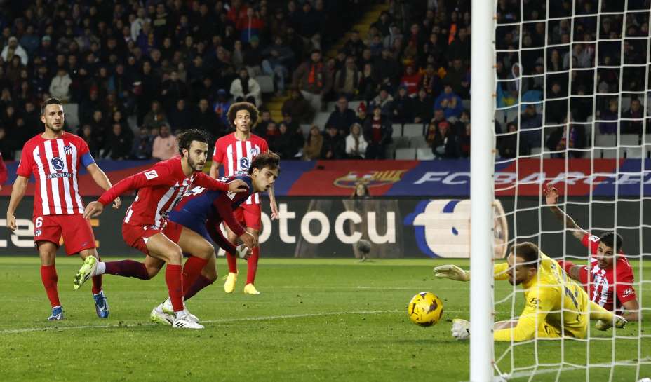 Жоау Феликс атакует ворота «Атлетико». Фото: Reuters