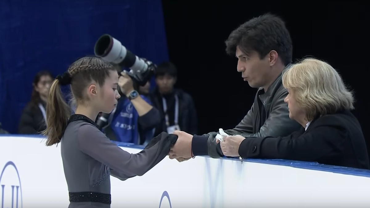 Сергей Розанов выводит на прокат фигуристу из Эстонии. Фото: стоп-кадр прямого эфира ISU.