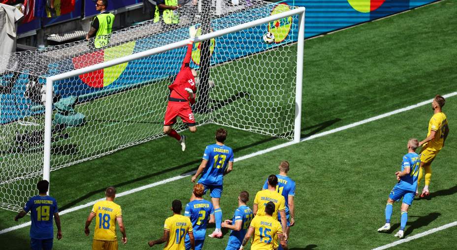 Украинский вратарь Андрей Лунин стал антигероем матча против Румынии. Фото: Reuters