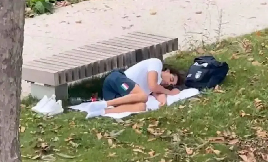 Победившему на Олимпиаде пловцу из Италии пришлось ночевать на улице. Фото: соцсети