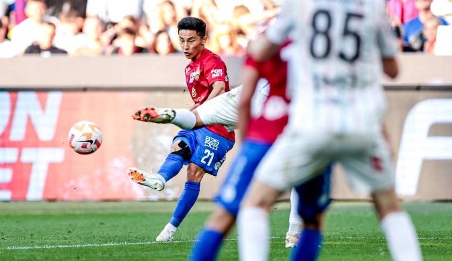 Узбекский легионер ЦСКА Аббосбек Файзуллаев отличается непредсказуемыми действиями, но физически не справляется с нагрузками Николича. Фото: РПЛ