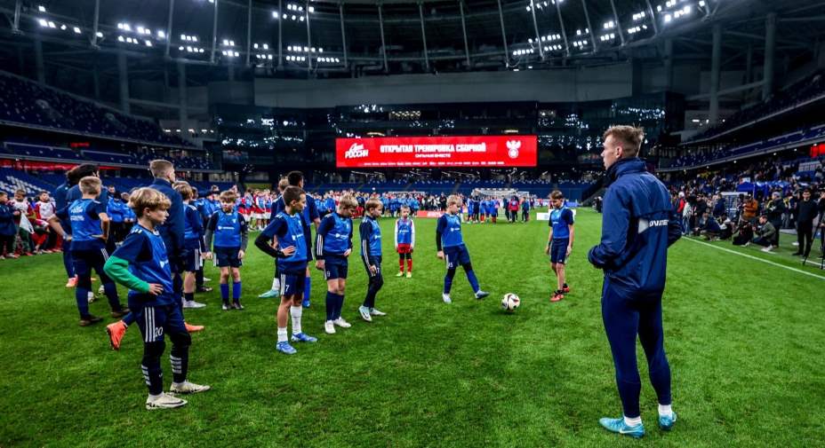 Сборная России провела открытую тренировку для детей из Белгородской и Курской областей. Фото: РФС