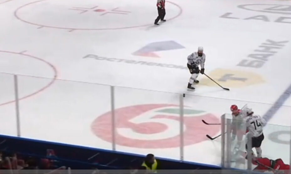 Защитник Трактора получил большой штраф в первом матче финала, фото снимок экрана