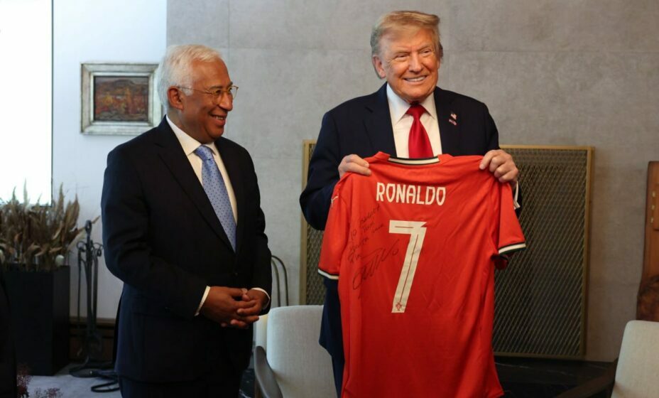 Роналду передал Трампу футболку с автографом. Фото: пресс-служба Белого дома