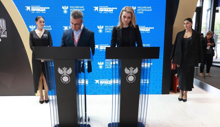 Меморандум подписали заместитель главного редактора «Комсомольской правды» Павел Садков и заместитель генерального секретаря РФС Эрика Сурикова. Фото: РФС