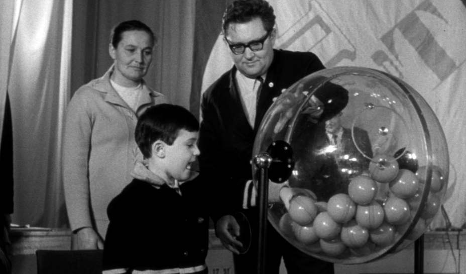 С начала 1970-х выходные в СССР начинались с розыгрыша  
лотерей. Фото: РГАКФФД