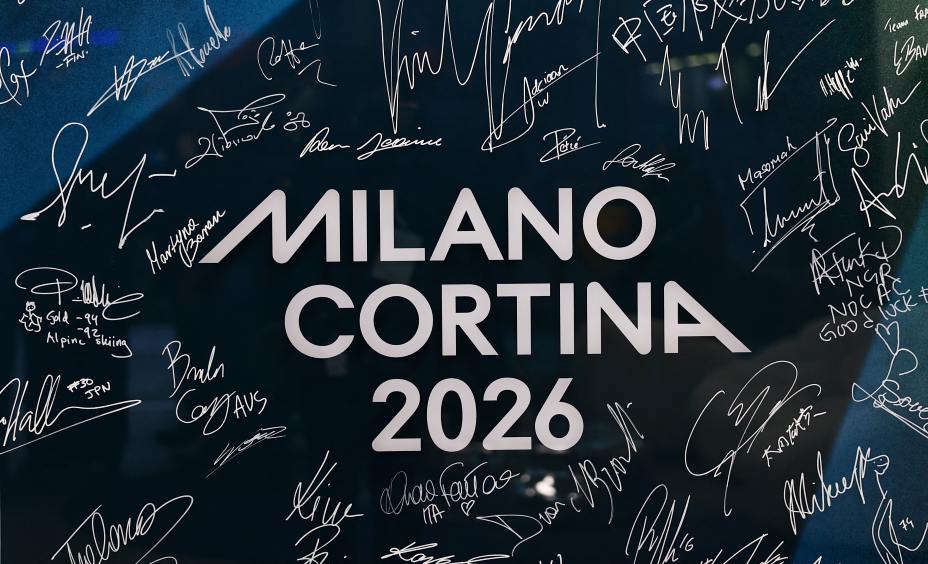 Участники Игр-2026 оставляют свои автографы в олимпийской деревне. Фото: Reuters