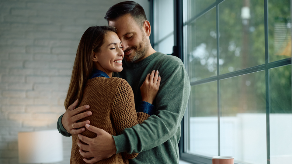 счастливая пара обнимается дома