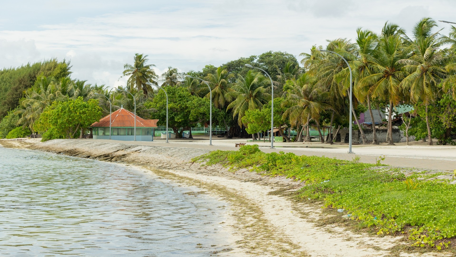 Остров Утиму с островным причалом и историческим зданием, Мальдивы.
