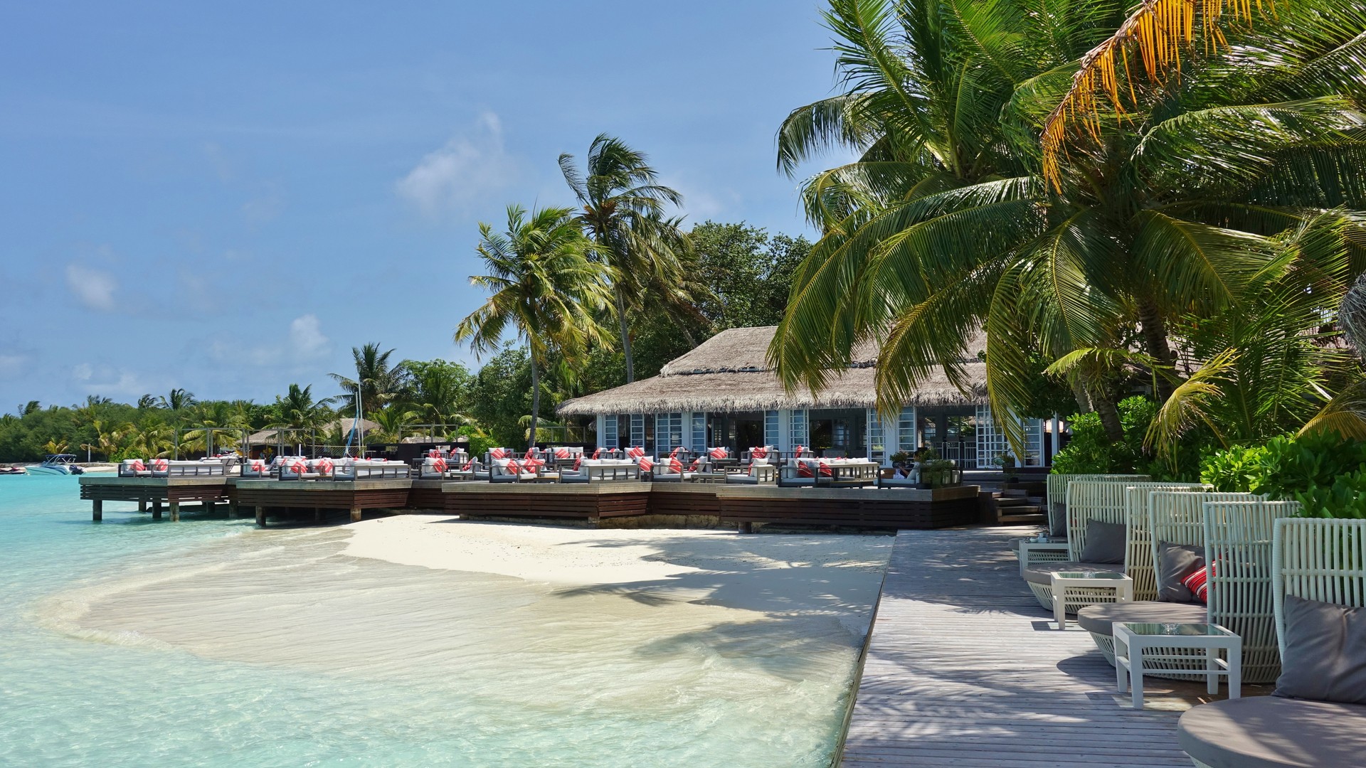 Отель Sheraton Maldives Full Moon Resort & Spa на острове Фуранафуши, атолл Северный Мале.