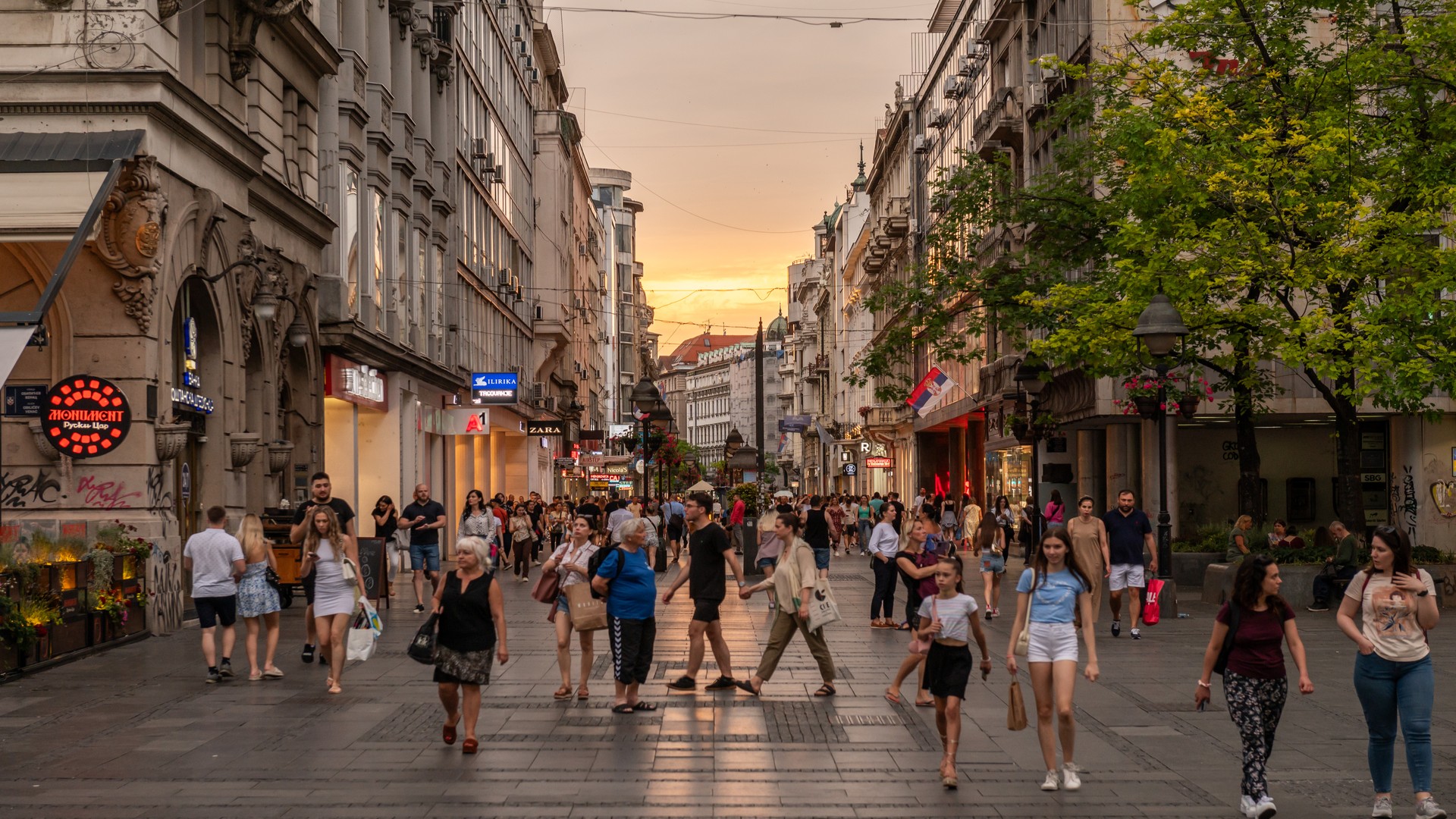 Торговая улица Князя Михаила в центре Белграда вечером.