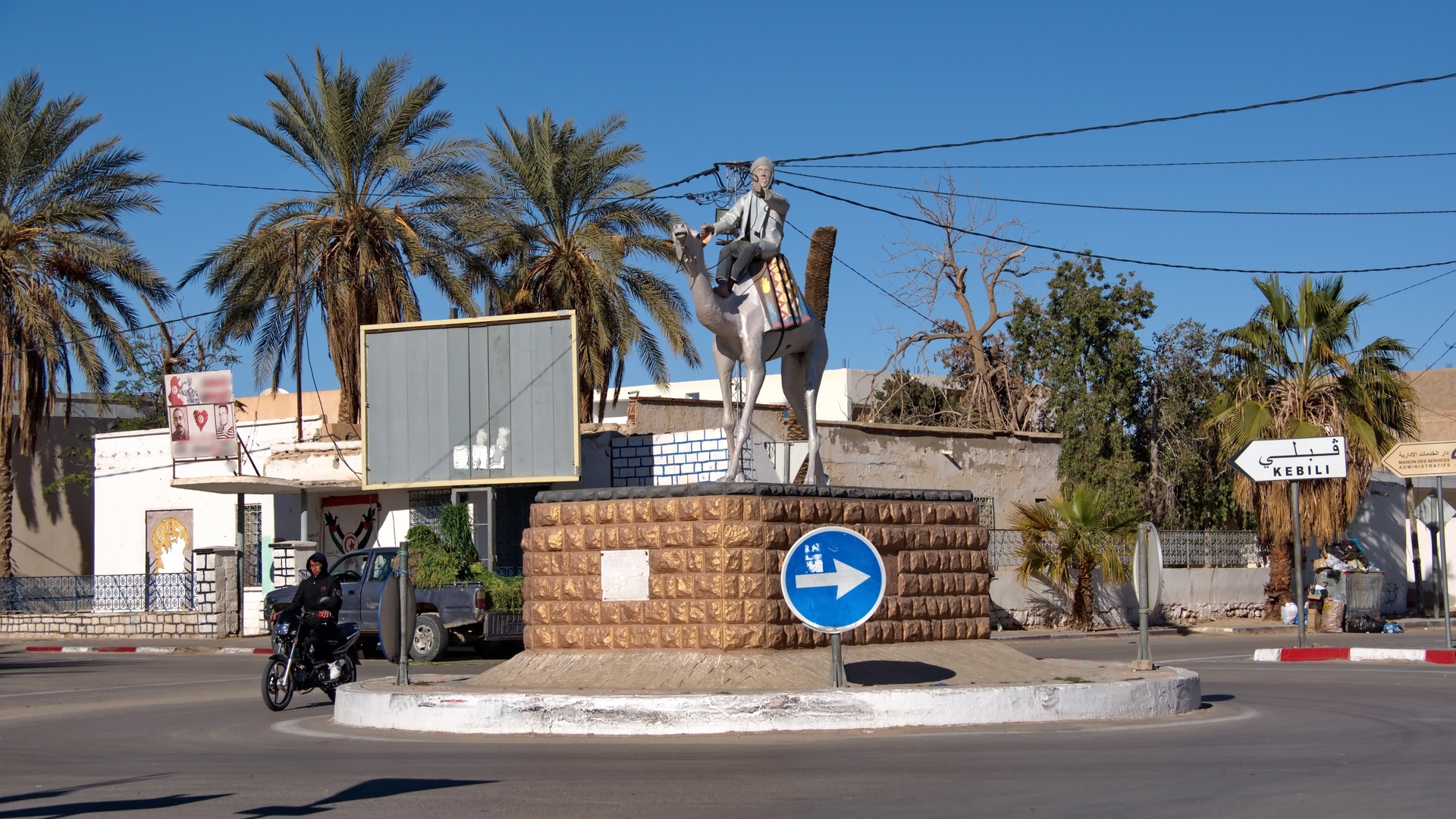Статуя человека на верблюде на транспортной развязке, Дуз.