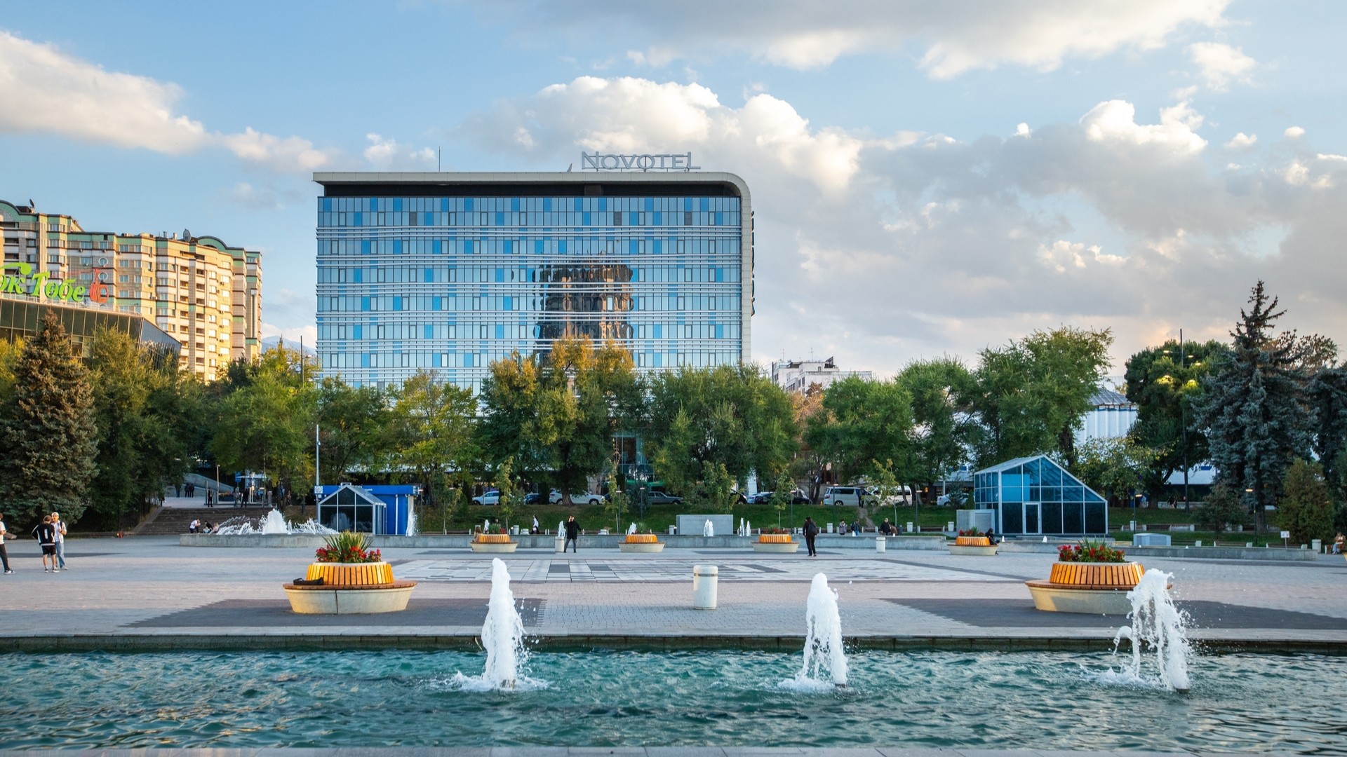 Городская площадь с фонтаном и отелем Novotel, Алматы.