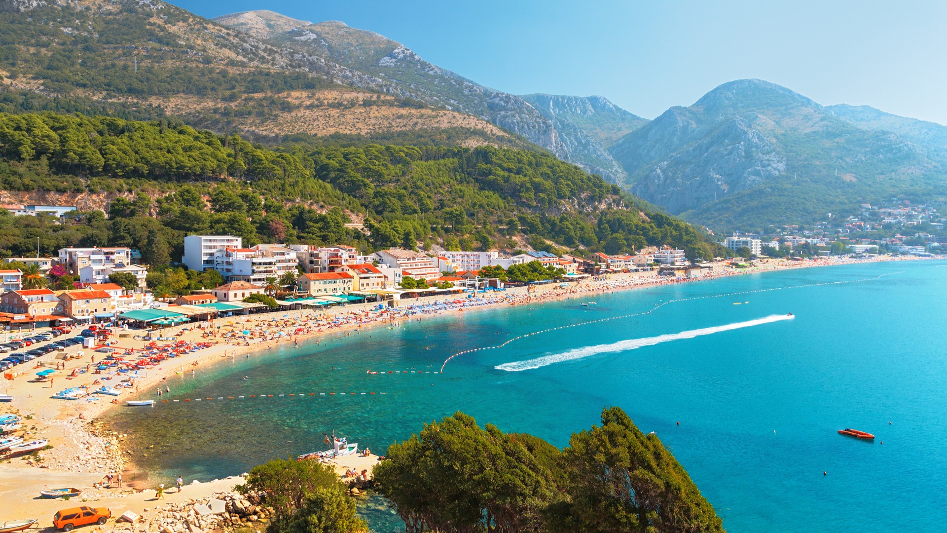 Пляж Сутоморе в сезон отпусков, Черногория.