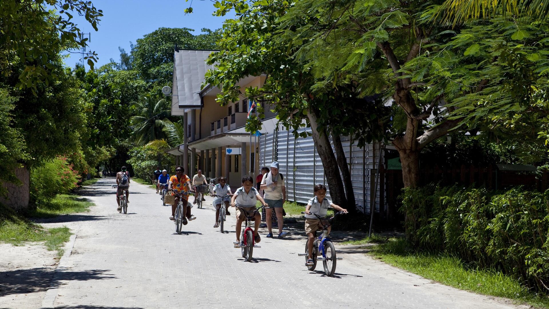 Туристы на велосипедах, остров Ла-Диг.