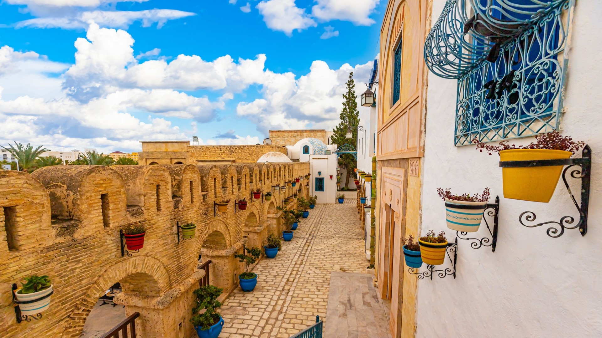 Уютная улица в районе Ясмин Хаммамет.