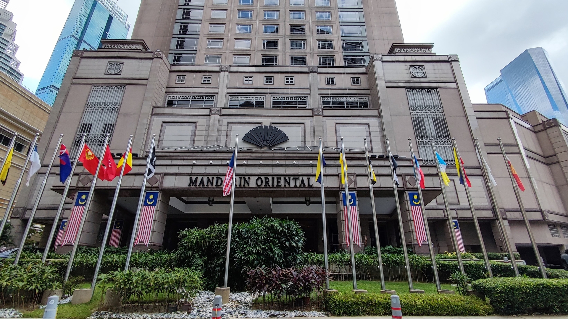 Вход в отель Mandarin Oriental Kuala Lumpur.