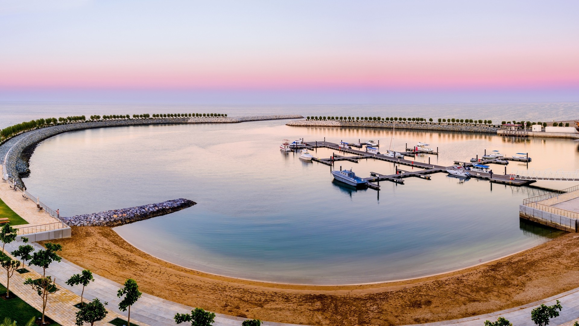 Панорамный вид на яхтенную марину и пляж в Barceló Mussanah Resort.