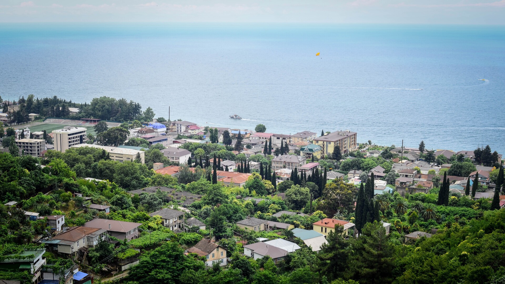 Вид на Гагру и Черное море, Абхазия.